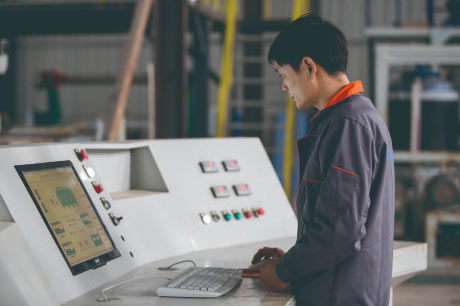 公司舉辦第五屆電工技術(shù)比武  陳嘉生為第一名頒獎(jiǎng)并講話